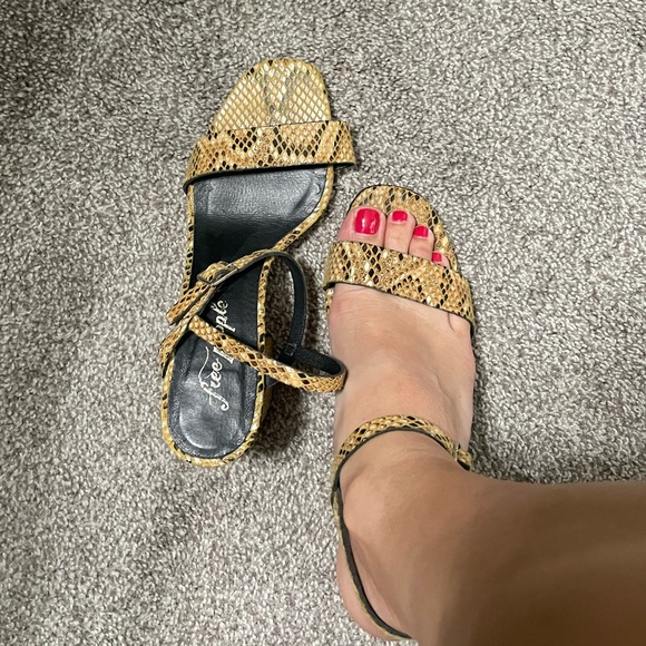 Free People tan snakeskin heels. 37. - Picture 5 of 9
